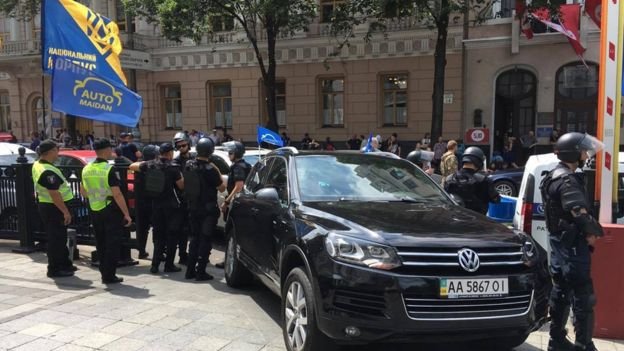 Під Радою – яйця і дим: вимагають зняття недоторканості