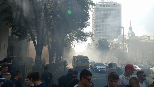 Під Радою – яйця і дим: вимагають зняття недоторканості