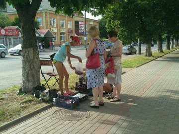 У Луцьку «накрили» продавців, що торгували на тротуарі