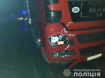 На трасі «Київ-Чоп» під колесами вантажівки загинув чоловік. ФОТО