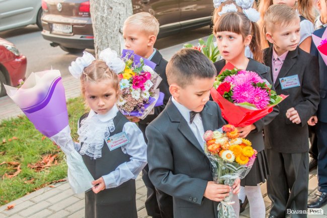 Квіти, вітання та усміхнені першачки: у луцькій школі №9 пролунав перший дзвоник. ФОТО