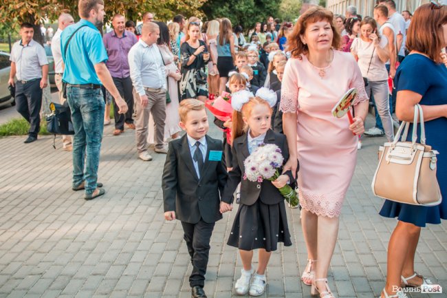 Квіти, вітання та усміхнені першачки: у луцькій школі №9 пролунав перший дзвоник. ФОТО