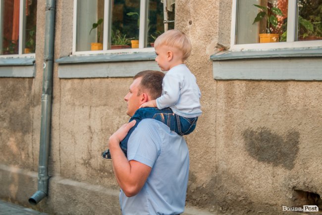 Квіти, вітання та усміхнені першачки: у луцькій школі №9 пролунав перший дзвоник. ФОТО