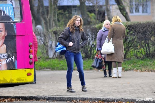 Люди на зупинках. БУДНІ МІСТА