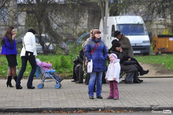 Люди на зупинках. БУДНІ МІСТА