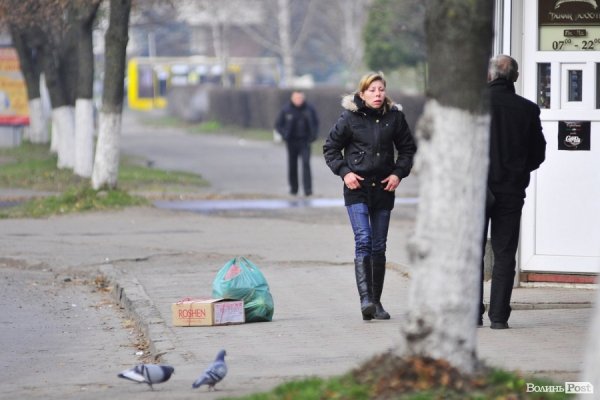 Люди на зупинках. БУДНІ МІСТА