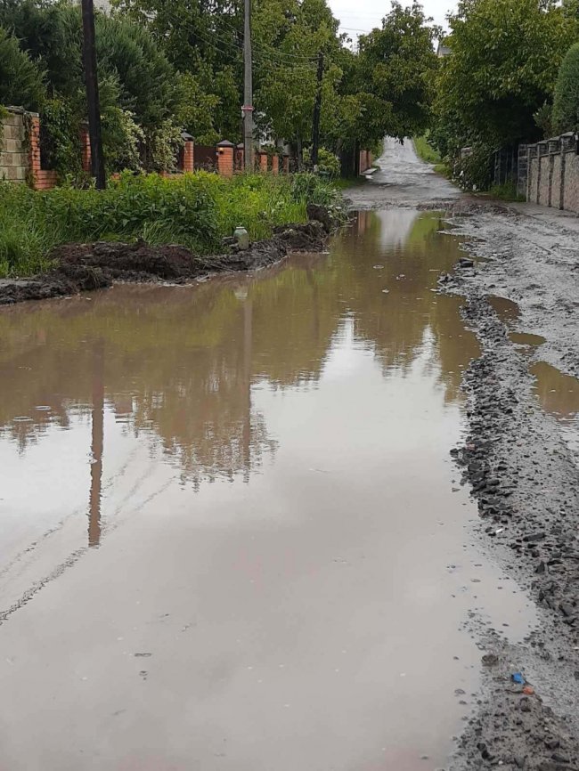 Вода доходить до будинків: у Луцьку затопило вулицю. ФОТО