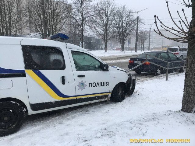 У Луцьку автомобіль поліції потрапив у ДТП, його відкинуло в огорожу. ФОТО