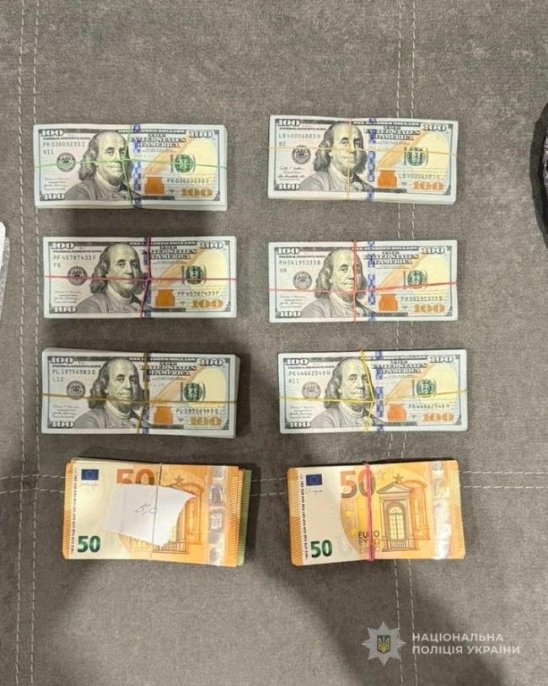 Кошти вилучені в кабінеті Романа Євлікова