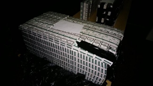 На Волині в вагонах зі щебенем знайшли тисячі пачок контрабандних сигарет