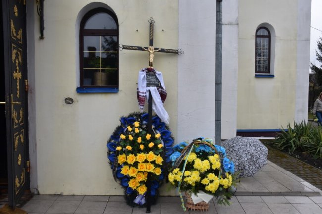 У Княгининку під рясним дощем в останню дорогу провели полеглого захисника Володимира Олійника. ФОТО