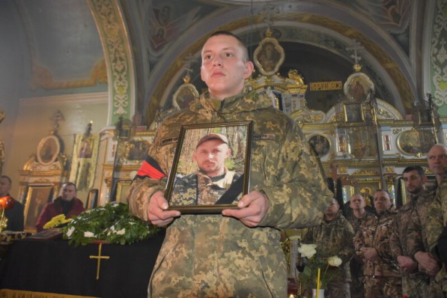 У Княгининку під рясним дощем в останню дорогу провели полеглого захисника Володимира Олійника. ФОТО