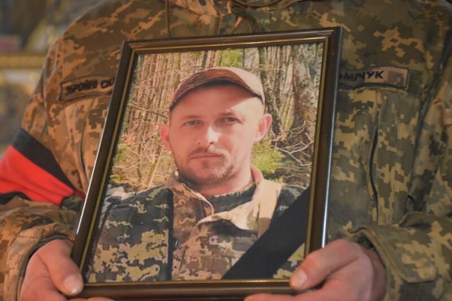 У Княгининку під рясним дощем в останню дорогу провели полеглого захисника Володимира Олійника. ФОТО