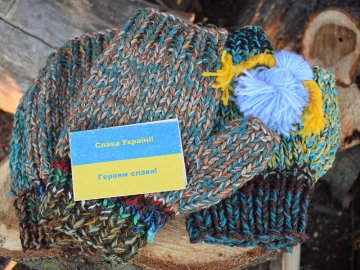 Незряча волонтерка передала бійцям ООС чергову партію в’язаних рукавиць.ФОТО