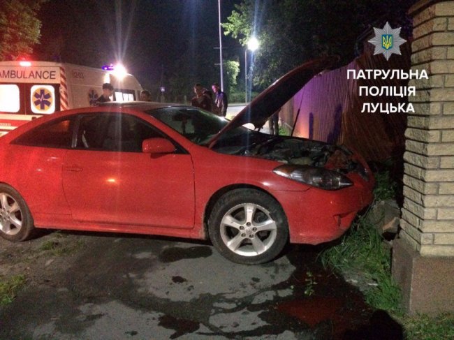 П’яна волинянка на швидкості в’їхала в паркан