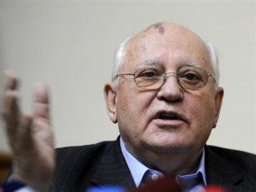 Горбачов повертається у політику, щоб боротися з Путіним