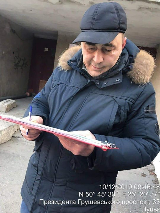 У Луцьку майстер «жеку» відкачав нечистоти просто на дорогу