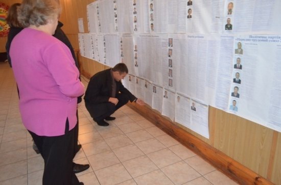 У Ковелі інформацію про партії на дільниці сховали «за кущами». ФОТО