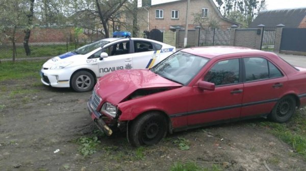 Водій автомобіля, який в'їхав у будинок на Теремнівській, хотів обманути патрульних. ФОТО