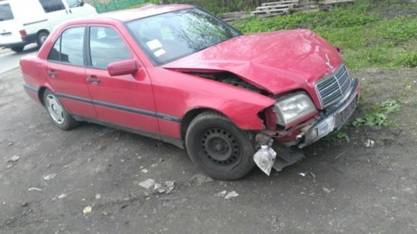 Водій автомобіля, який в'їхав у будинок на Теремнівській, хотів обманути патрульних. ФОТО