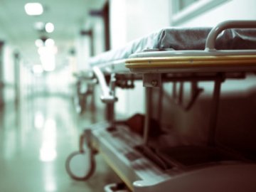 Зволікали з лікуванням: волинянин звинувачує медиків у смерті дружини