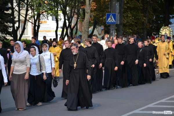 У Луцьку антивоєнну ходу УПЦ МП зустріли антипутінськими гаслами.ФОТО.ВІДЕО