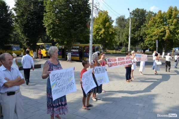 У Луцьку антивоєнну ходу УПЦ МП зустріли антипутінськими гаслами.ФОТО.ВІДЕО