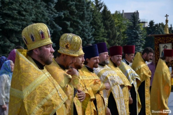 У Луцьку антивоєнну ходу УПЦ МП зустріли антипутінськими гаслами.ФОТО.ВІДЕО