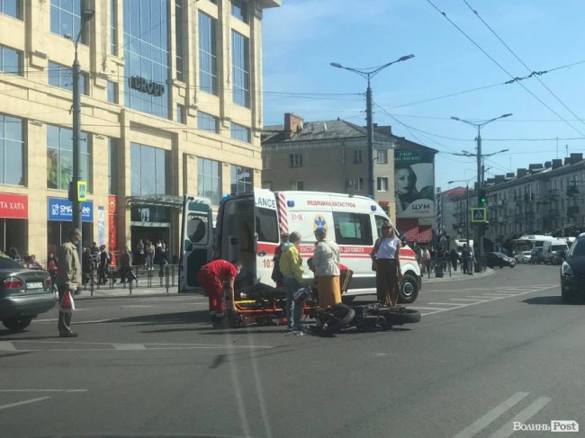 Водій таксі збив мотоцикліста у центрі Луцька. ФОТО
