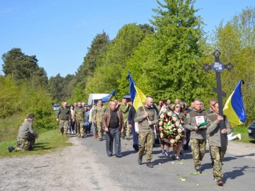 Дорога устелена квітами: на Волині зустріли загиблого Героя Олександра Жипу