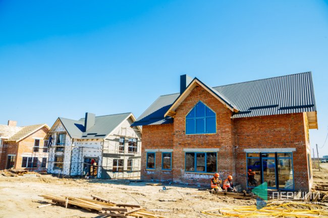 Котеджі площею 128,4 м² уже будують (фото зроблене 3 квітня)