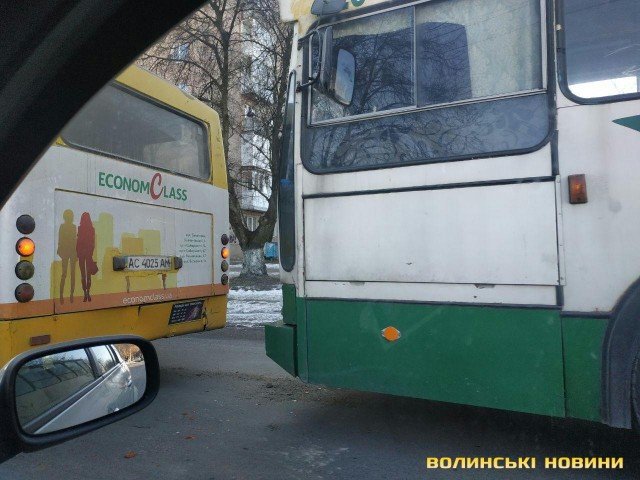 Аварія у Луцьку: тролейбус в'їхав у маршрутку