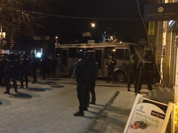 Зі столичного готелю «Дніпро» винесли пораненого. Приміщення оточила міліція. ФОТО