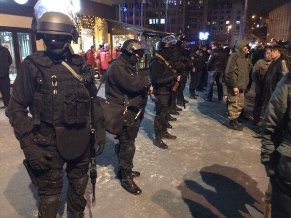 Зі столичного готелю «Дніпро» винесли пораненого. Приміщення оточила міліція. ФОТО