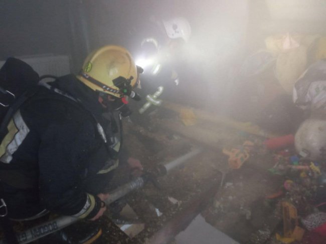 На Волині горів будинок: з вогню врятували 3 дітей та маму. ФОТО