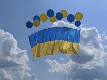 В небі над Донецьком замайорів прапор України, який запустили захисники