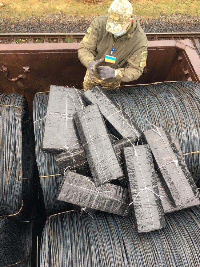 На Волині у вантажному потязі знайшли партію контрабандних сигарет. ФОТО