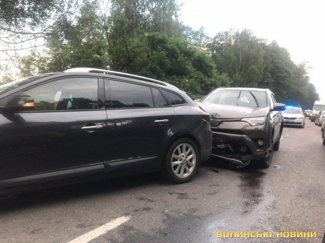 Через аварію дорогою зі Світязю утворився затор на декілька кілометрів. ФОТО