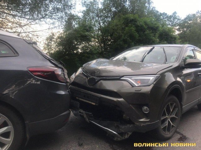 Через аварію дорогою зі Світязю утворився затор на декілька кілометрів. ФОТО