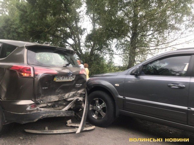 Через аварію дорогою зі Світязю утворився затор на декілька кілометрів. ФОТО