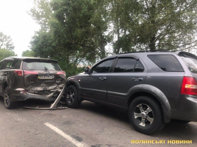 Через аварію дорогою зі Світязю утворився затор на декілька кілометрів. ФОТО