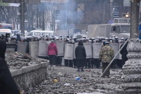 З'явилося відео, на якому Савченко просить людей на Майдані не атакувати беркутівців. ФОТО. ВІДЕО