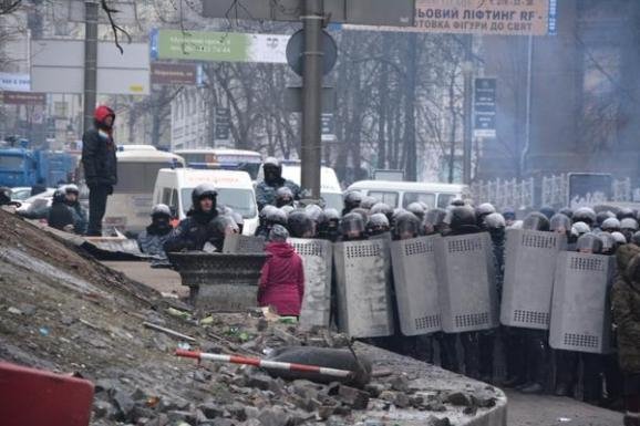 З'явилося відео, на якому Савченко просить людей на Майдані не атакувати беркутівців. ФОТО. ВІДЕО
