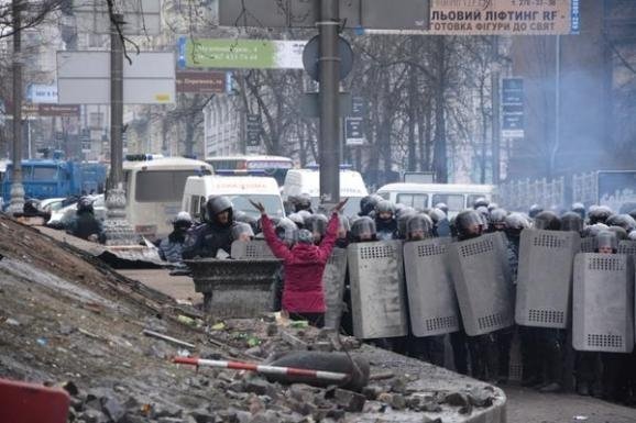 З'явилося відео, на якому Савченко просить людей на Майдані не атакувати беркутівців. ФОТО. ВІДЕО