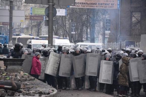 З'явилося відео, на якому Савченко просить людей на Майдані не атакувати беркутівців. ФОТО. ВІДЕО