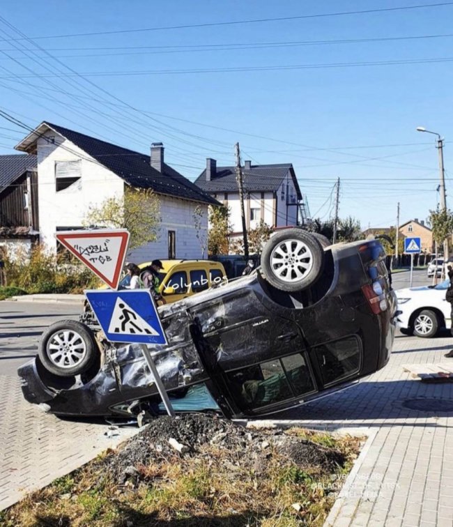 У Ковелі на перехресті  – аварія: від удару авто перекинуло догори. ФОТО