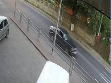 У шукають водія авто, яке збило дівчину: постраждала – у комі. ФОТО