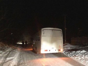 На Рівненщині дитина ледь не потрапила під колеса маршрутки, коли спускалася з гірки. ФОТО