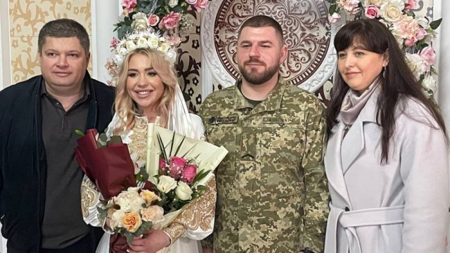 З передової вивозили на танку: воїн ЗСУ вирвався з Бахмута, щоб одружитися. ФОТО