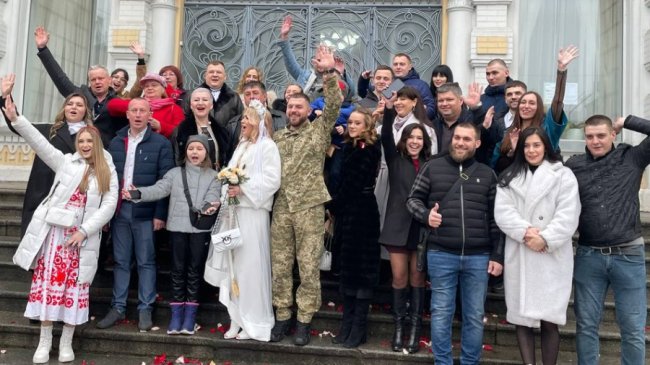 З передової вивозили на танку: воїн ЗСУ вирвався з Бахмута, щоб одружитися. ФОТО